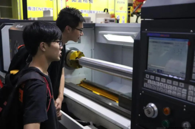 產學研深度融合 佛山大學師生將課堂開進佛山國際機床展，探索金屬成形機床制造新路徑